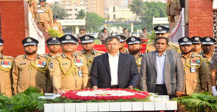 রাজারবাগ পুলিশ স্মৃতিসৌধে স্বরাষ্ট্রমন্ত্রীর শ্রদ্ধা নিবেদন
